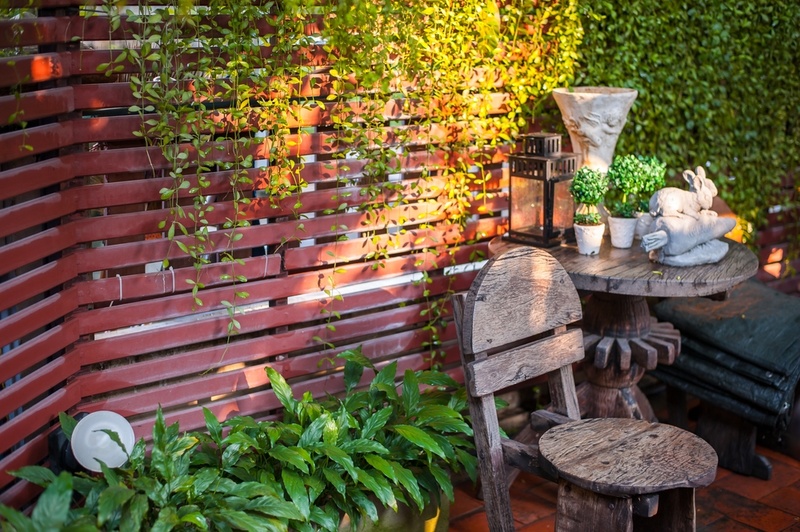 Small outdoor table discount for plants